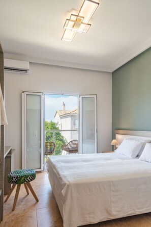 Quarto casal standard | Cofres nos quartos, escrivaninha, cortinas blackout
