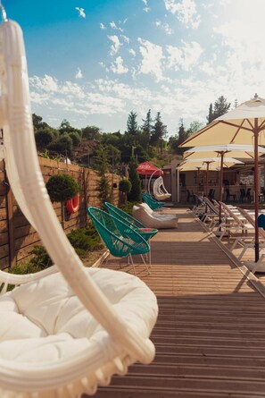 Außenpool (je nach Saison geöffnet), Sonnenschirme, Liegestühle