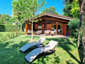 Outdoor dining - Villetta Benaco second row. (San Felice del Benaco)