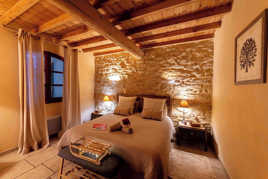 6 bedrooms, desk, iron/ironing board, free WiFi