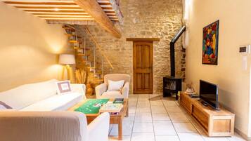 Télévision, cheminée, table de tennis de table, livres