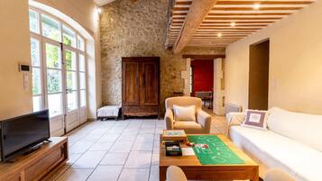 Télévision, cheminée, table de tennis de table, livres