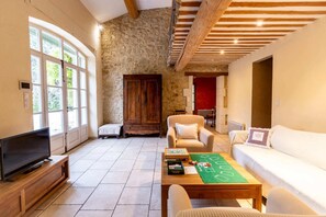 TV, caminetto, tavolo da ping pong, libri