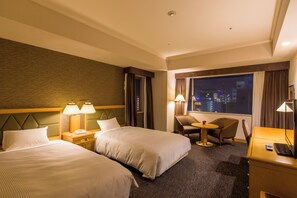 Desk, laptop workspace, blackout curtains, iron/ironing board - The Qube Hotel Chiba (Chiba)