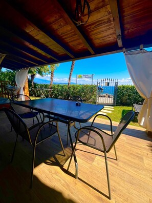 Outdoor dining - Chalet Rio 1 – Directly on the Beach. (San Felice del Benaco)