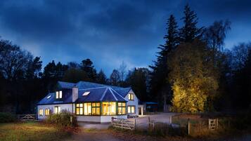 Bagian depan properti - sore/malam