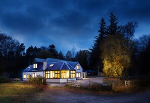 Front of property – evening/night - Glentruim Lodge (Newtonmore)