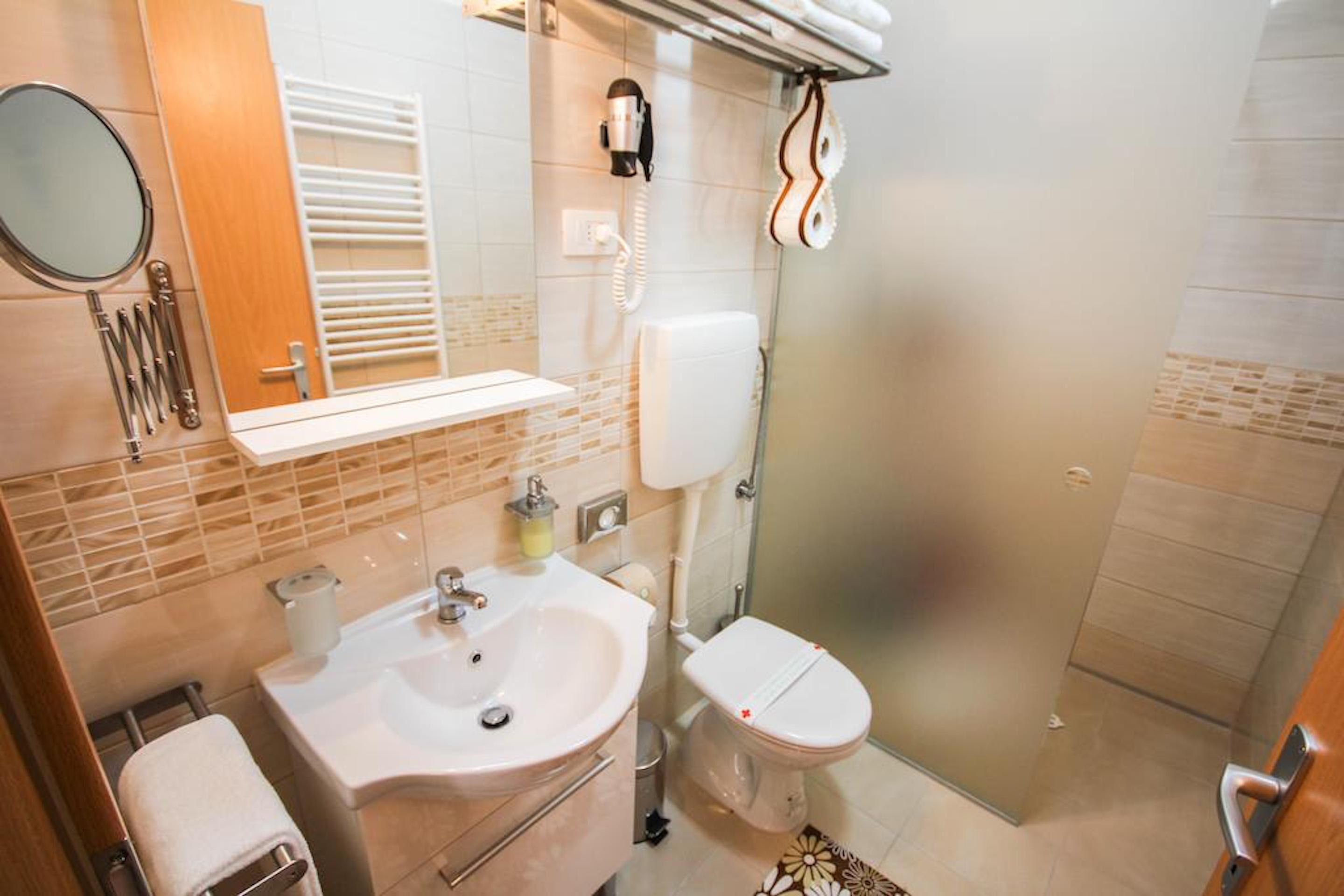 Suite – classic | Bad | Dusj, hårføner, håndklær og såpe