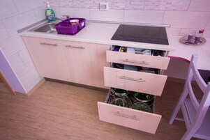 Refrigerador con freezer, placa de cocina, cafetera/tetera