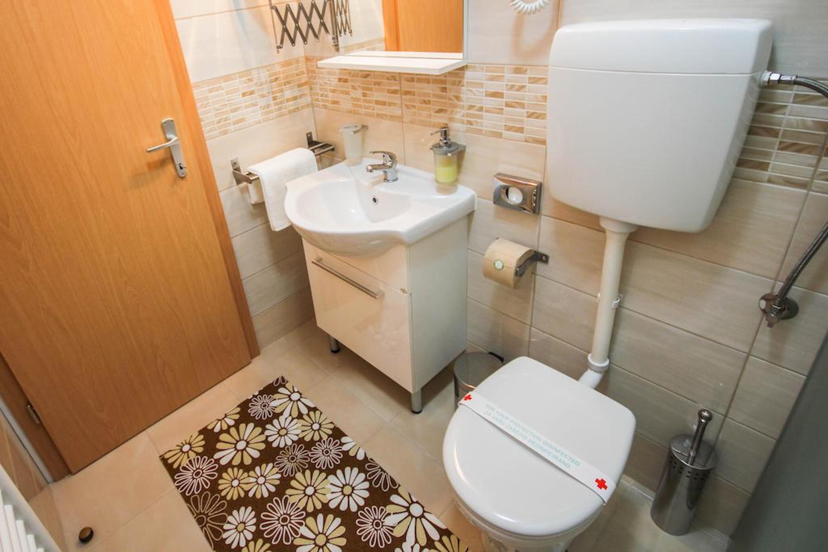 Un bagno con toilette, lavandino e doccia.