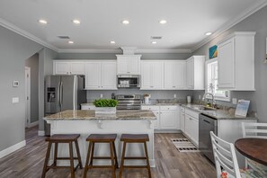 Kjøleskap, mikrobølgeovn, ovn og kokeplater