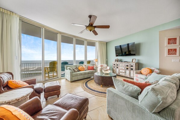 Smart TV, reproductor de DVD, futbolito y tenis de mesa