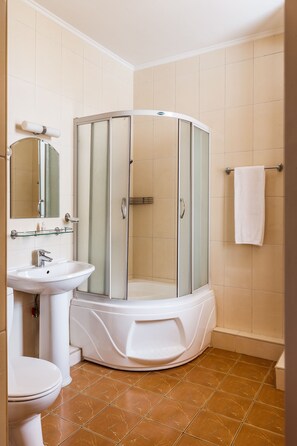 Shower, free toiletries, hair dryer, bathrobes - Business Hotel (Krasnodar)