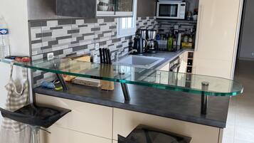 Een koelkast, een microgolfoven, een oven, een kookplaat