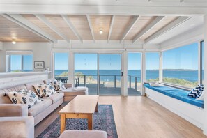 TV, DVD player, ping pong, books - Holiday on Hayward - the ultimate beachfront holiday home, family friendly  (Mc Cracken)