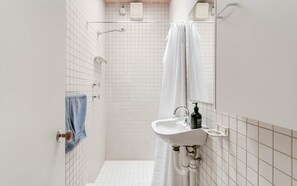 Bathtub, hair dryer, towels, soap - Holiday on Hayward - the ultimate beachfront holiday home, family friendly  (Mc Cracken)