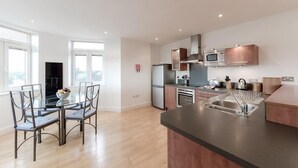 In-room dining - Roomspace Thames Edge (Staines)