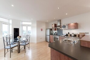 In-room dining - Roomspace Thames Edge (Staines)