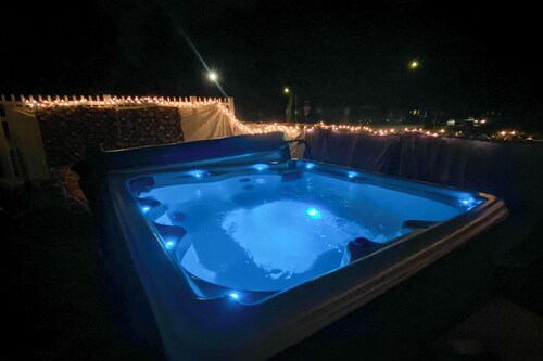 Rochester Escape w/ Hot Tub & Fire Pit!