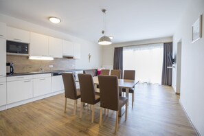 Appartement, 2 slaapkamers, balkon (Typ F) | Privékeuken | Een kookplaat, een vaatwasser, een koffiezetapparaat/waterkoker