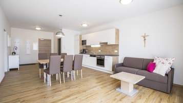 Apartment, 2 Schlafzimmer, Balkon (Typ F) | Wohnbereich