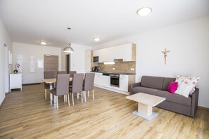 Appartement, 2 chambres, balcon (Typ F) | Coin séjour | Télévision à écran plat