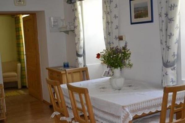 Apartment | Essbereich im Zimmer