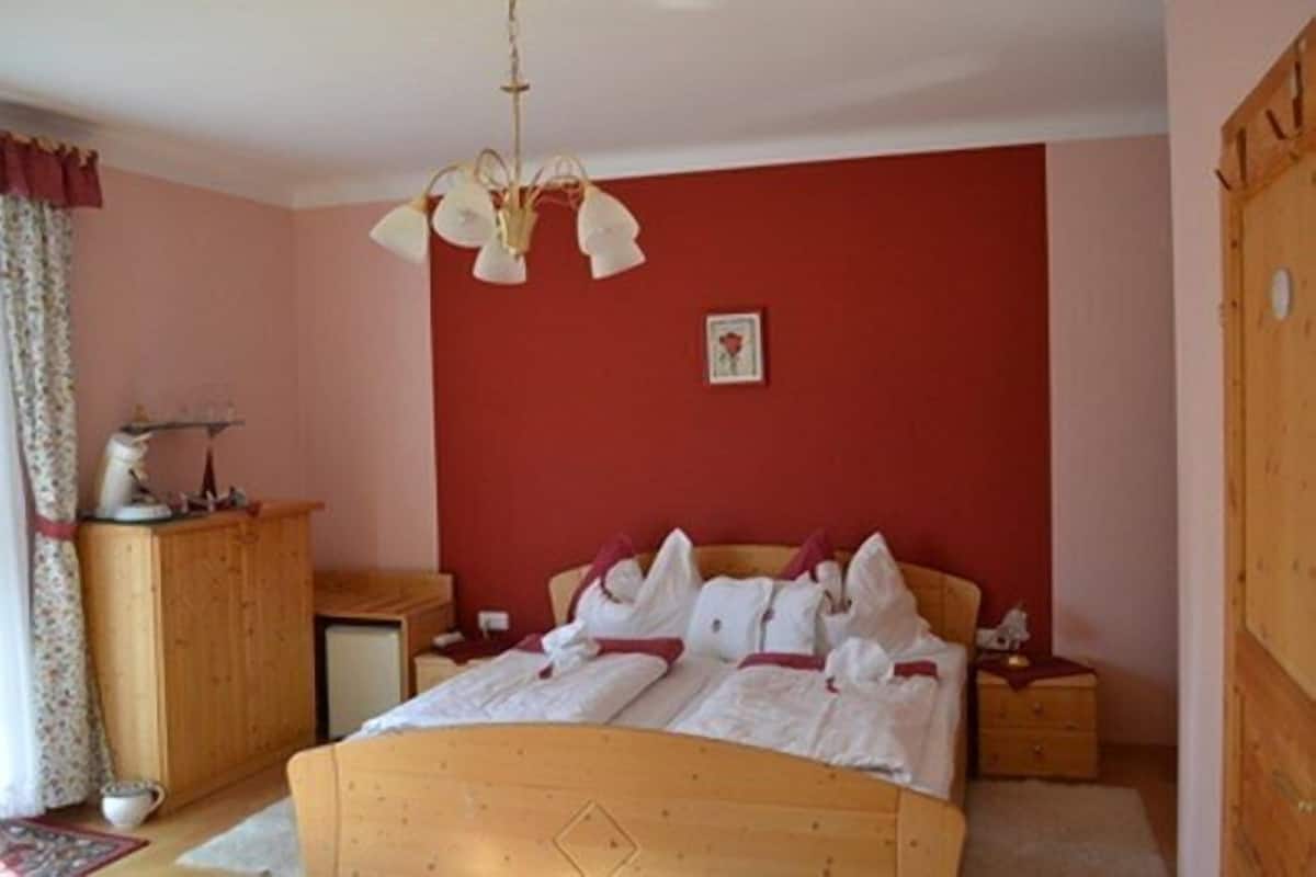 Minibar, wifi gratis y ropa de cama