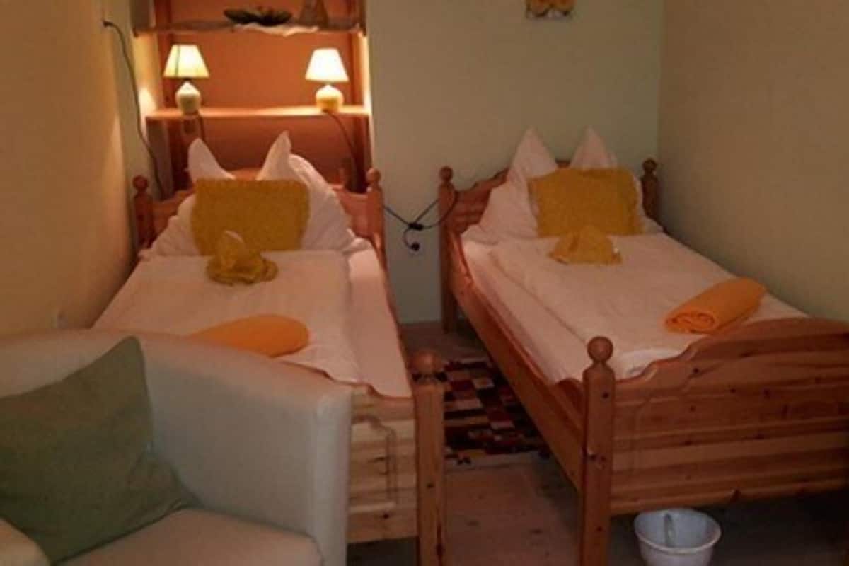 Minibar, wifi gratis y ropa de cama
