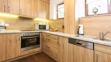 Apartment | Eigene Küche | Ofen, Herdplatte, Geschirrspüler