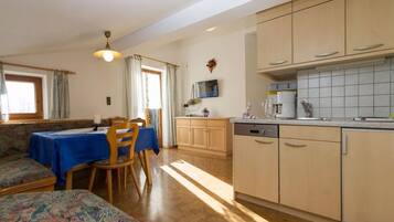 Apartment | Eigene Küche | Ofen, Herdplatte, Geschirrspüler