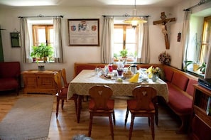 Apartment | Makan dalam bilik