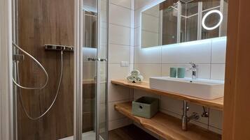 Familienapartment (Abendrot) | Badezimmer | Haartrockner, Hausschuhe, Handtücher