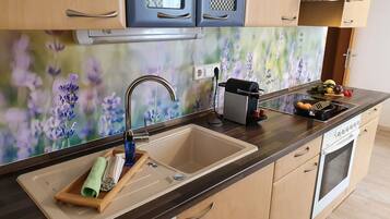 Familienapartment (Abendrot) | Eigene Küche | Großer Kühlschrank, Herdplatte, Geschirrspüler, Espressomaschine