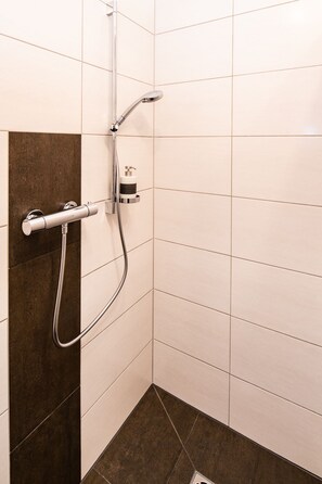 Apartment | Bathroom | Shower, hair dryer, towels, shampoo - Brunner - Ferienwohnung im Hühnerhotel (Reisseck)