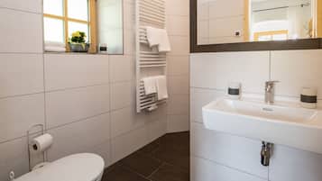 Apartment | Bilik Mandi | Pancuran mandi, pengering rambut, tuala disediakan, syampu