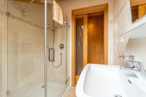 Apartment (Bergahorn) | Bathroom | Shower, hair dryer, slippers, towels - Forsthaus Schoppernau (Schoppernau)