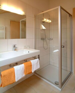 Habitación (Sonnenaufgang) | Baño | Regadera y toallas