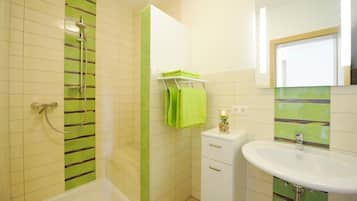 Combined shower/bathtub, hair dryer, towels