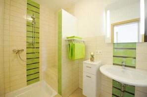 Duschwanne, Haartrockner, Handtücher