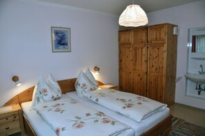 1 habitación, decoración personalizada, muebles diferentes y escritorio 