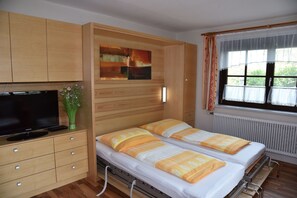 Familienapartment | Wohnbereich | 100-cm-Fernseher mit Satellitenempfang, DVD-Player