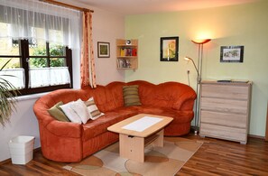 Familienapartment | Wohnbereich | 100-cm-Fernseher mit Satellitenempfang, DVD-Player