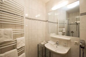 Shower, hair dryer, towels - Winzerhof & Gästehaus Stöger (Durnstein)