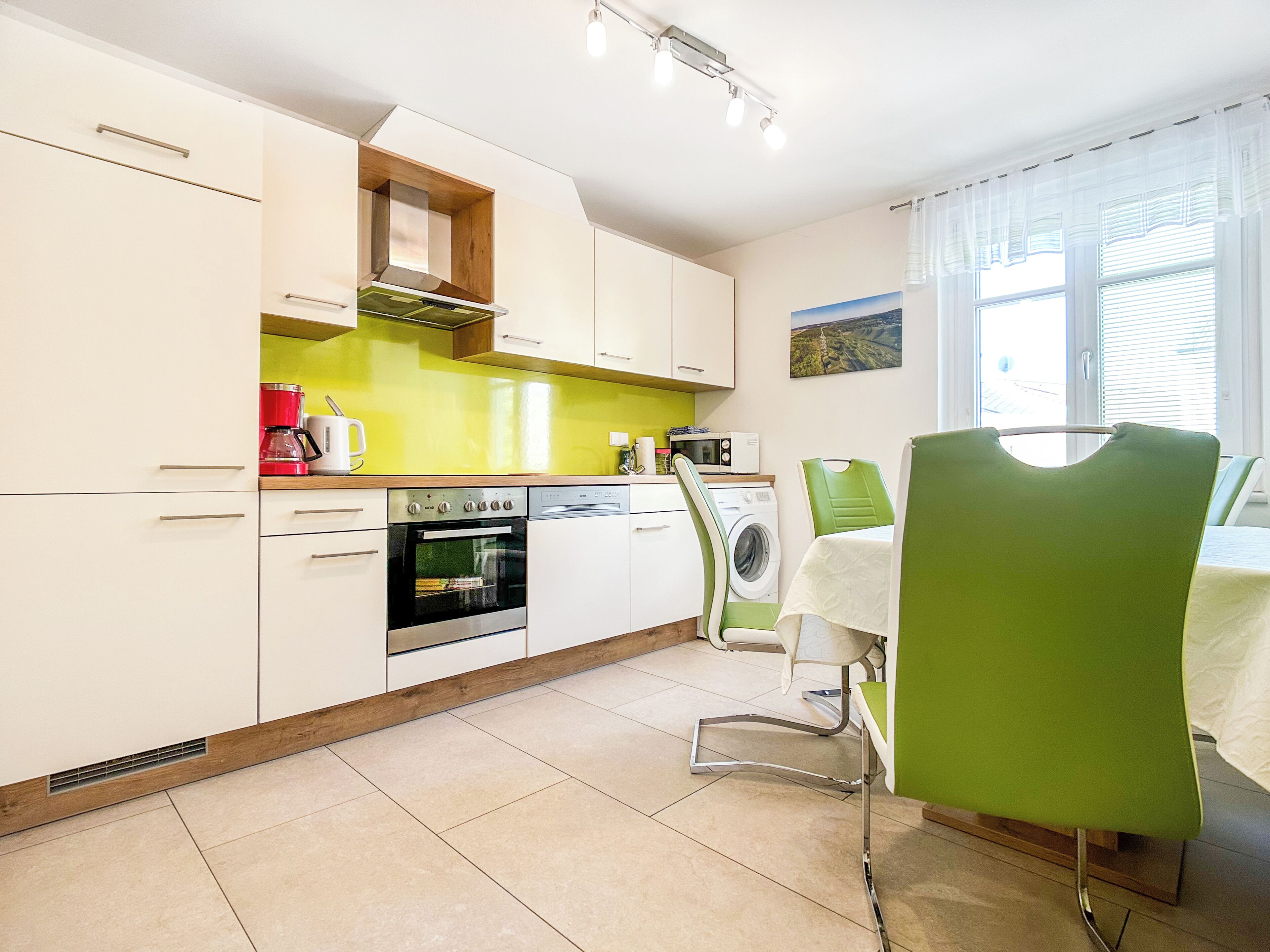 Apartment (Samuel 3) | Private kitchen | Full-sized fridge, microwave, oven, stovetop