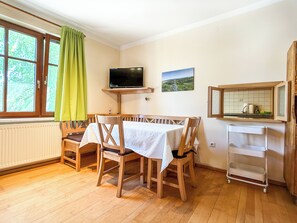 Apartment (Franziska 5) | Living area | Flat-screen TV - Apartments Haus Morgensonne (Sitzenberg-Reidling)