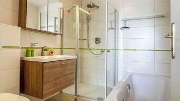 Apartment (Samuel 3) | Badezimmer | Badewanne und Dusche (separat), Haartrockner, Handtücher