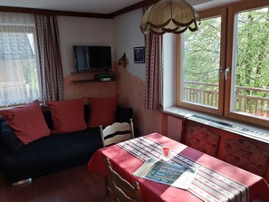 Apartamento (A) | Zona de estar | Una televisión de pantalla plana