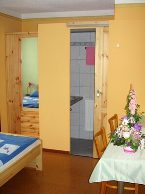 Apartment (B) | Bathroom | Shower, towels, toilet paper - Bauernhof Waira (Yspertal)