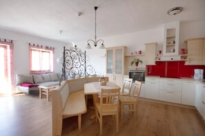 Apartemen | Makan di kamar